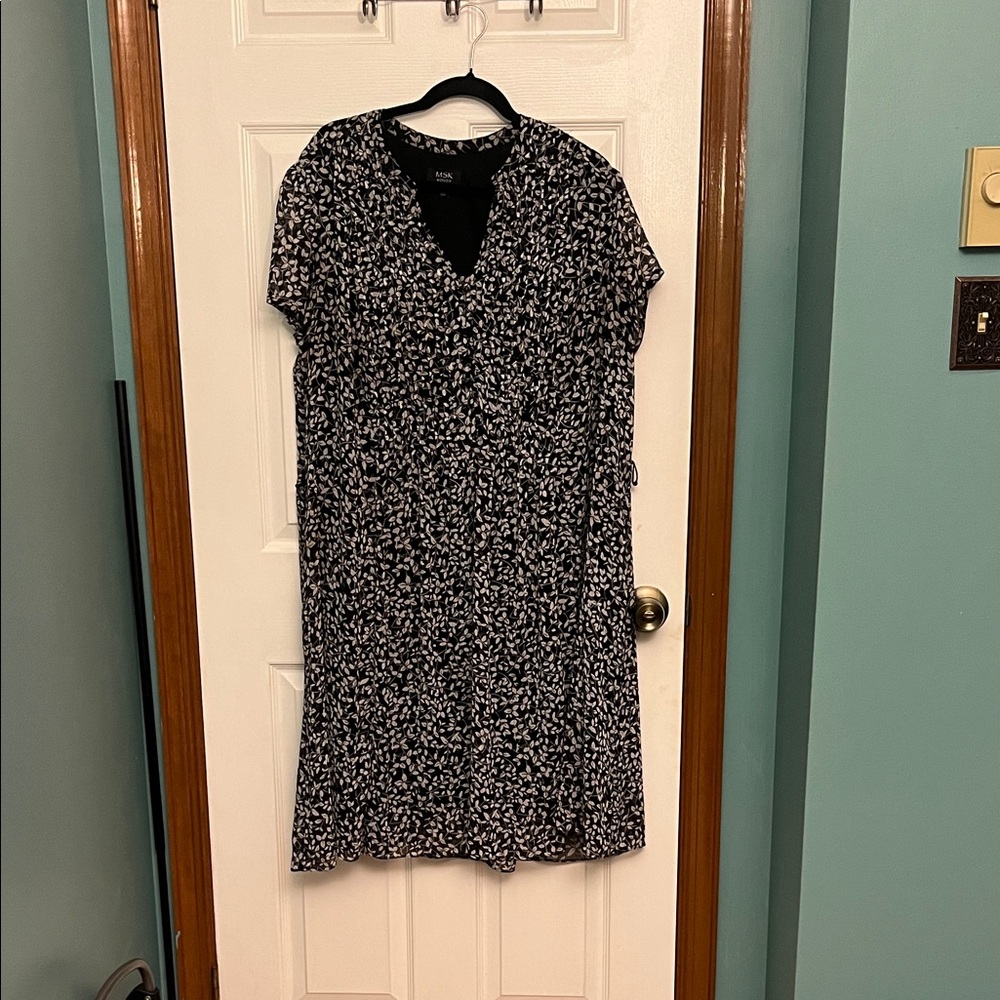 Elegant Black and White Floral Midi Dress